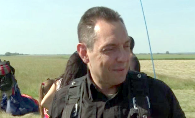 Министар Вулин скочио падобраном са 3.000 метара (ФОТО)